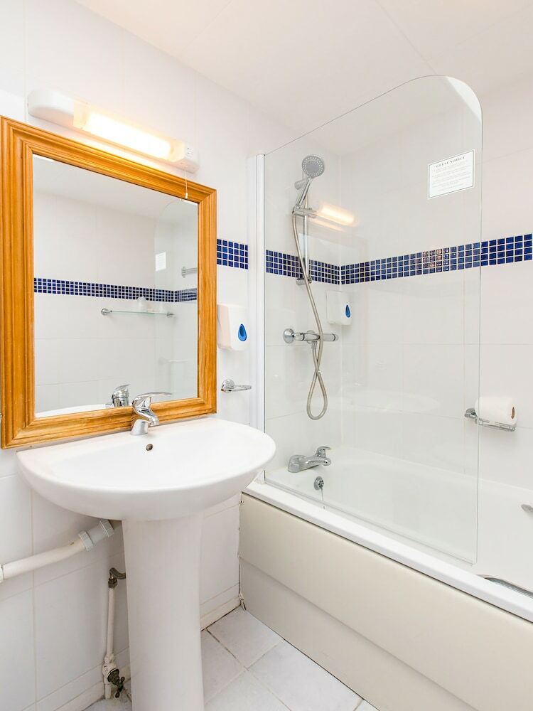 Oyo Stade Court Hotel