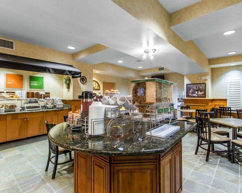 Hotel Comfort Suites Airport