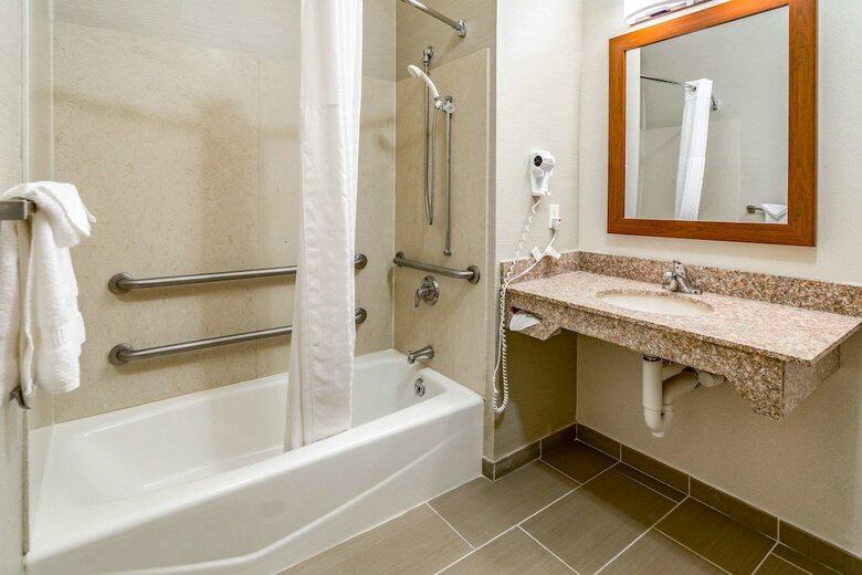 Hotel Comfort Inn And Suites