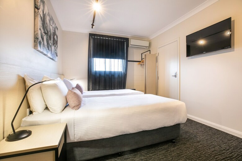 Motel Nightcap At Hendon Hotel