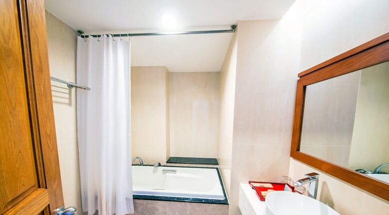 Crown Diamond Hotel