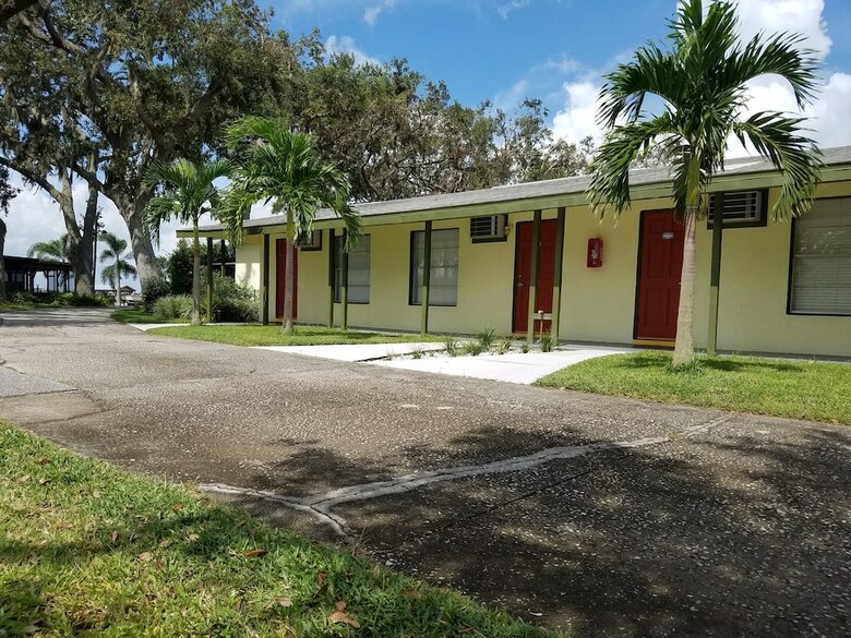 Motel Lakeside Inn And Cafe
