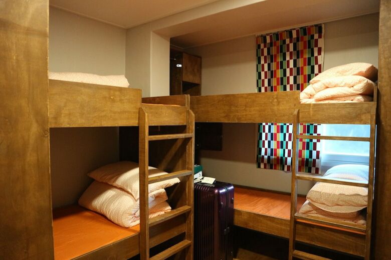 Hostal Zzzip Guest House