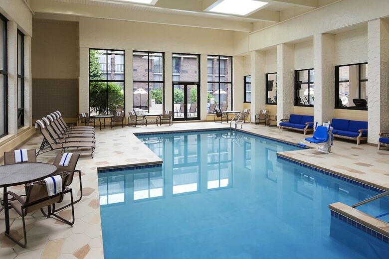 Sheraton Milwaukee Brookfield Hotel