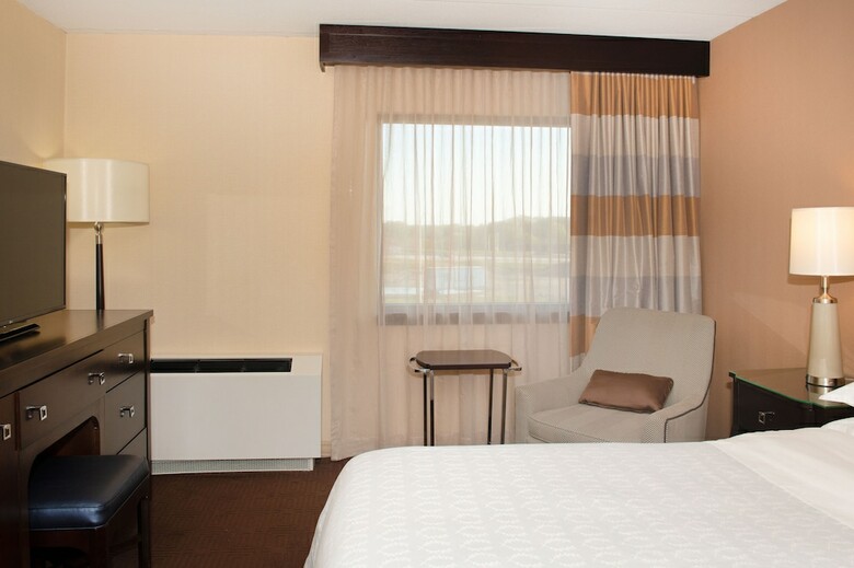 Sheraton Milwaukee Brookfield Hotel