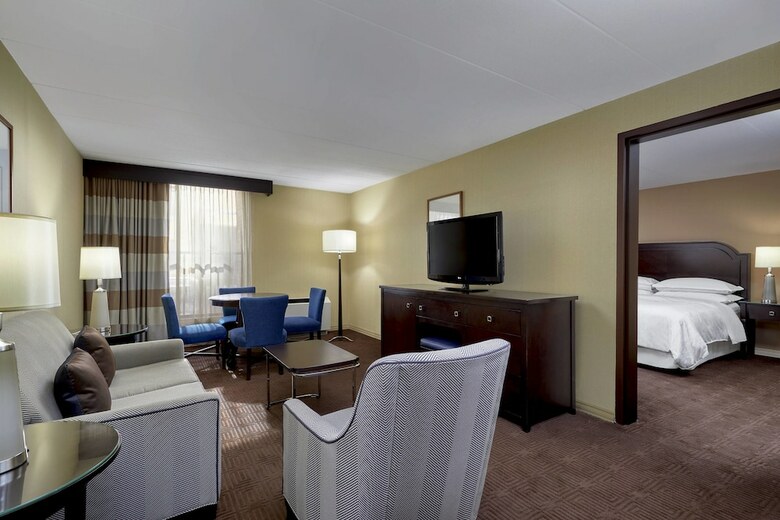 Sheraton Milwaukee Brookfield Hotel