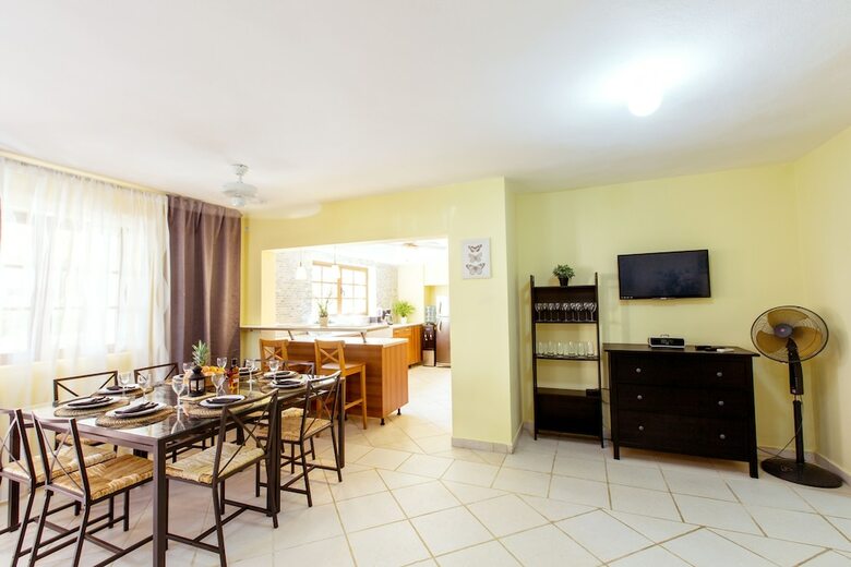 Villa Los Corales Tropical Beach Resort & Spa