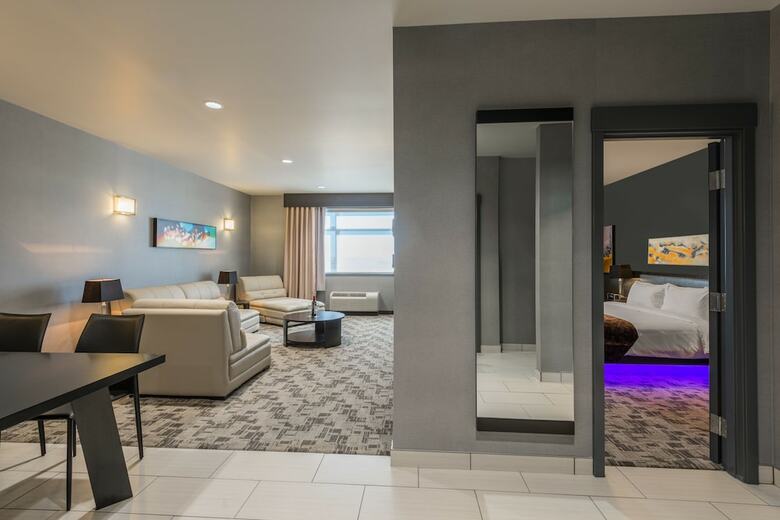Applause Hotel By Clique