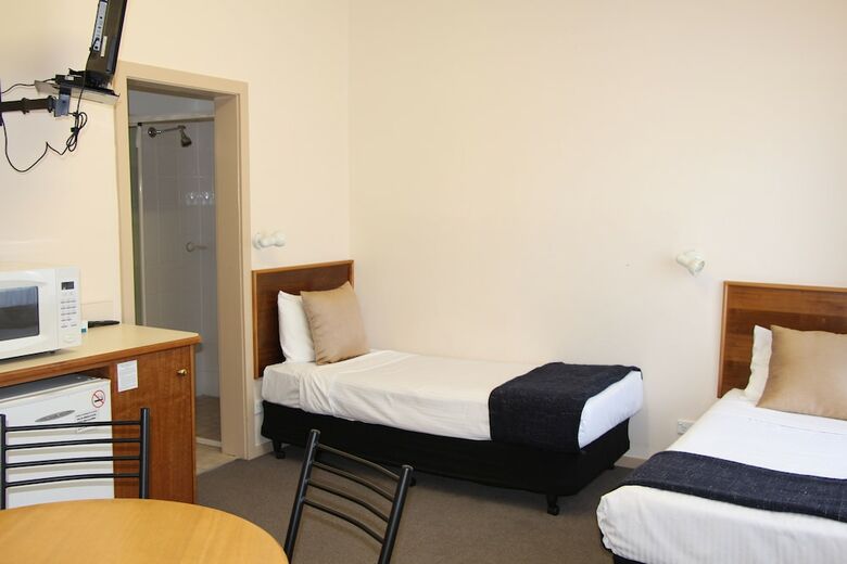 Pioneer Way Motel