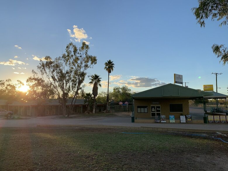 Motel Lightning Ridge Outback Resort & Caravan Park