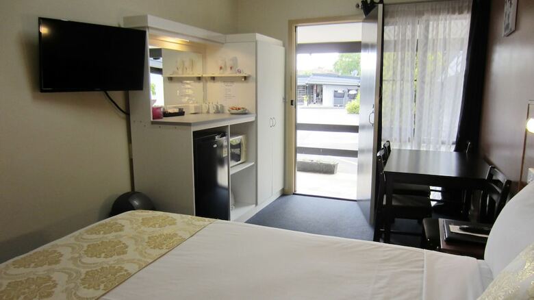 Highway Motor Inn