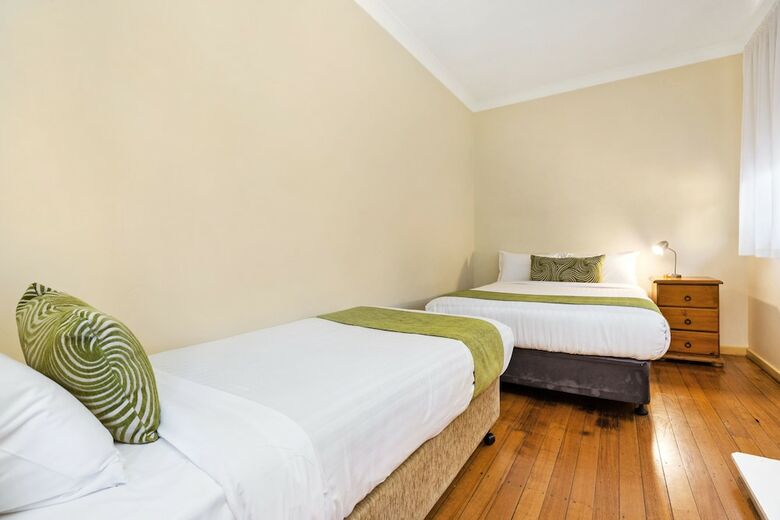 Motel National Hotel Complex And Bendigo Central Apartments