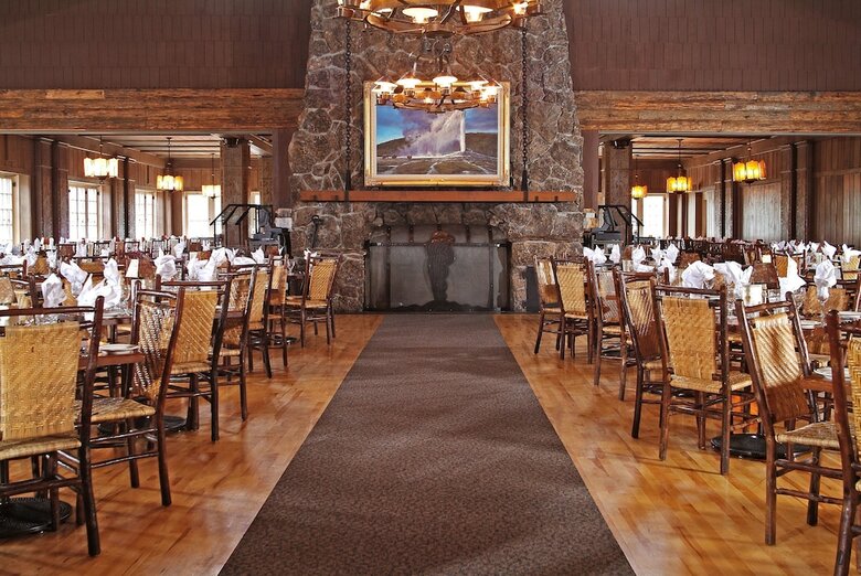 Hotel Old Faithful Inn - Inside The Park