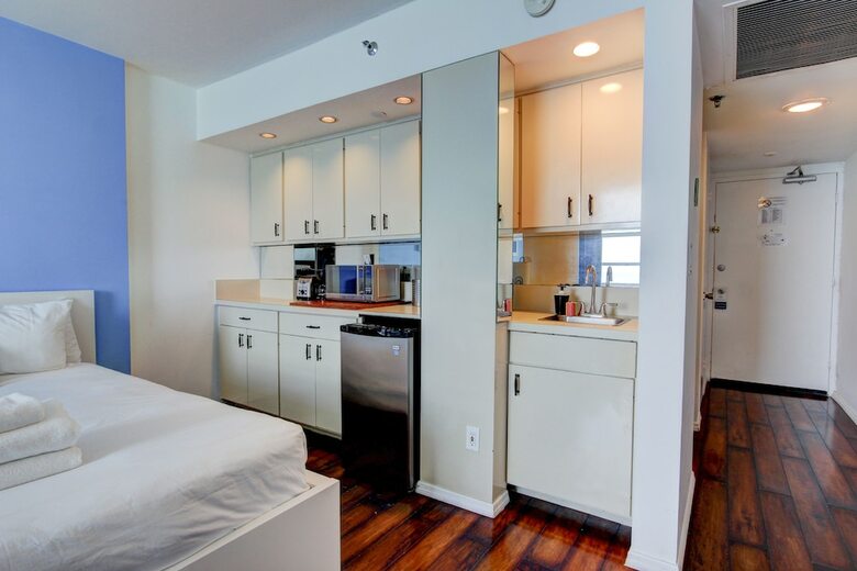 Collins Apartments By Design Suites Miami