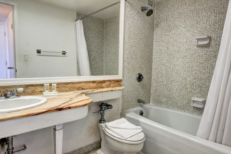 Collins Apartments By Design Suites Miami