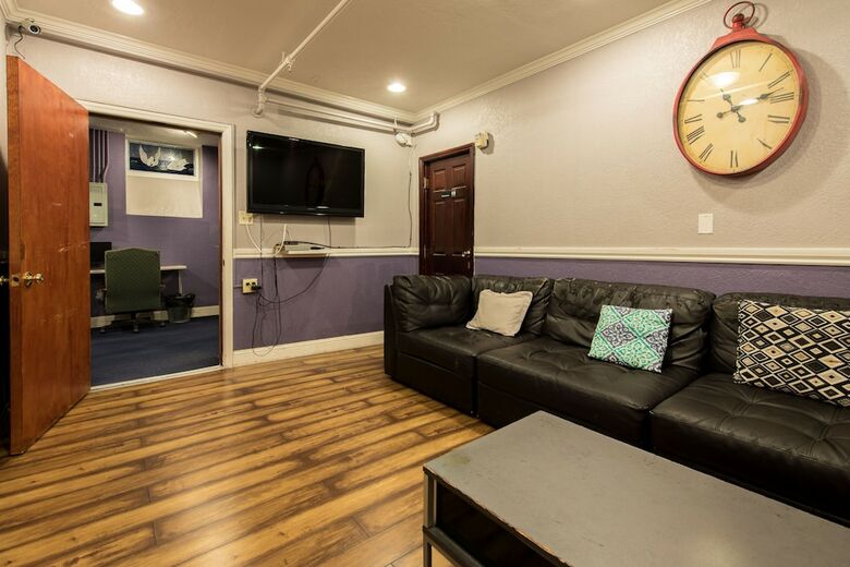 Hostal Amsterdam Hostel