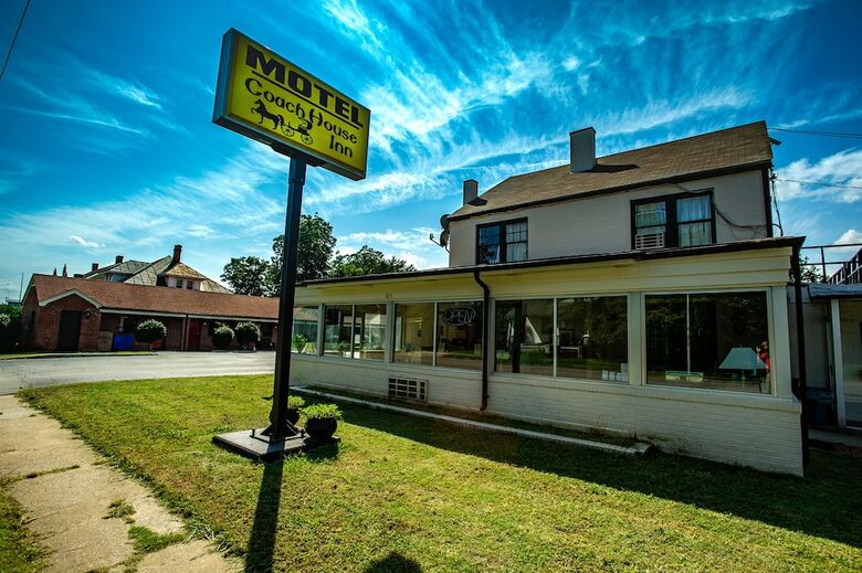 Motel Coach House