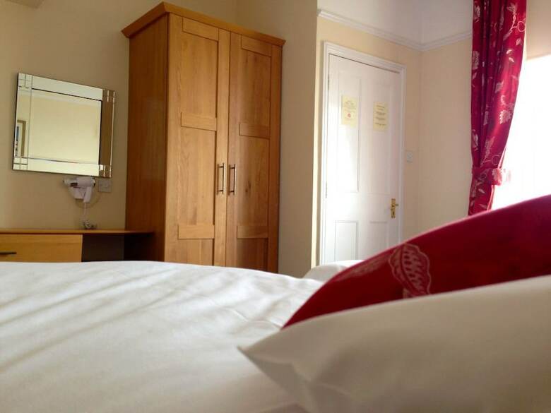 Hotel The Kings Head & Channel View