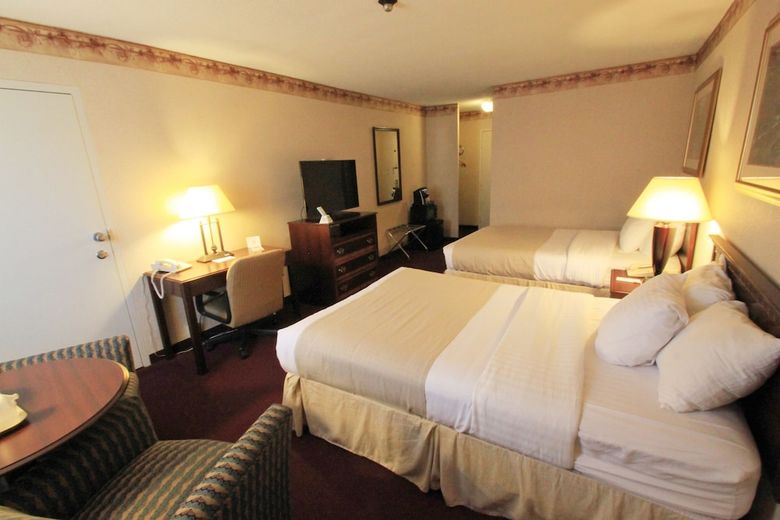 Hotel Fireside Inn & Suites
