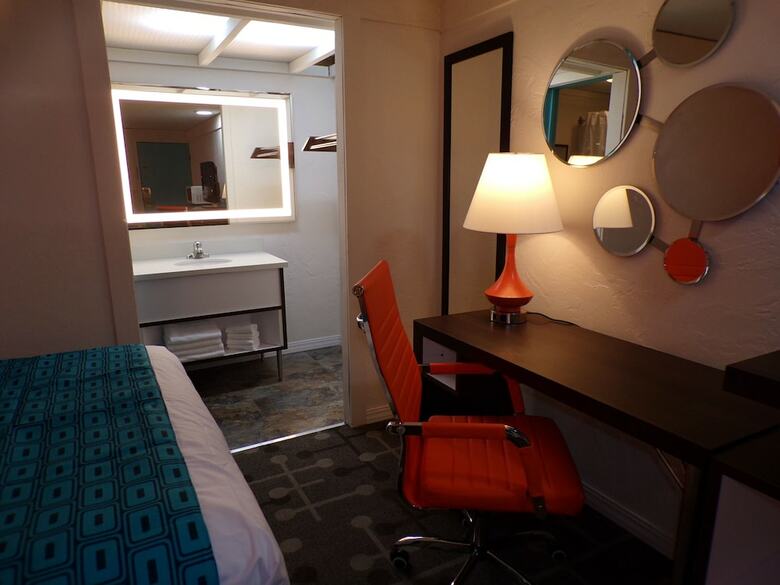 Hotel 77 Inn And Suites