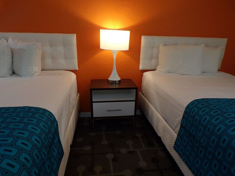 Hotel 77 Inn And Suites