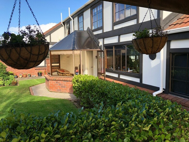 Chartre' Manor Bed & Breakfast