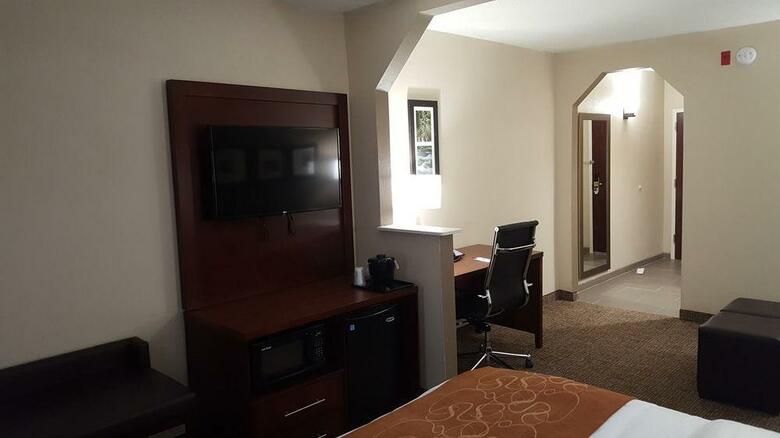 Hotel Comfort Suites Airport