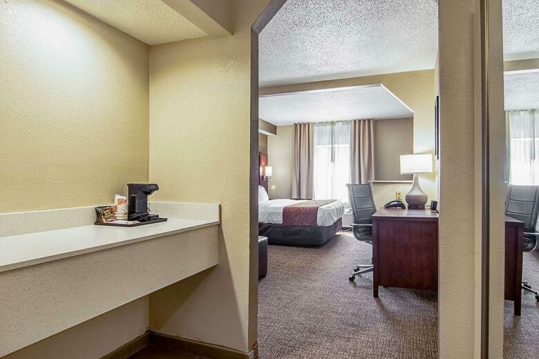 Hotel Comfort Suites Airport