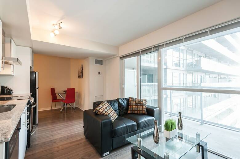 Life Suites - Front And Spadina