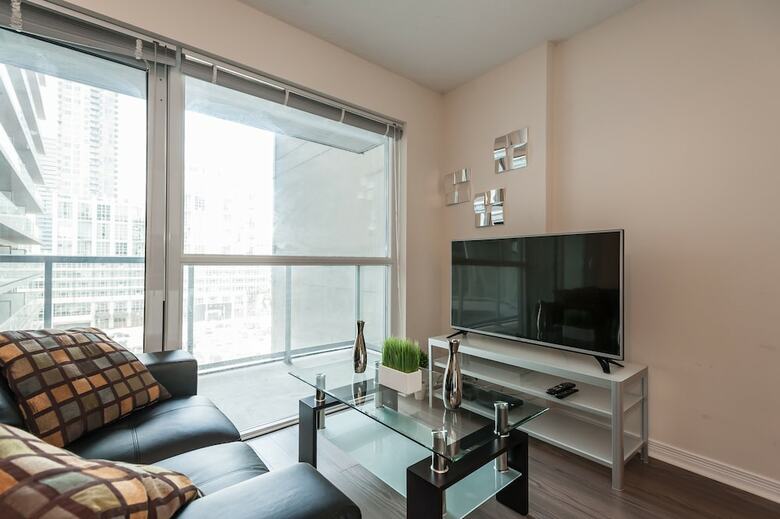 Life Suites - Front And Spadina