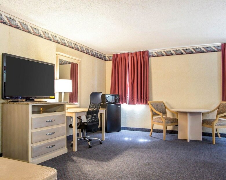 Hotel Rodeway Inn & Suites