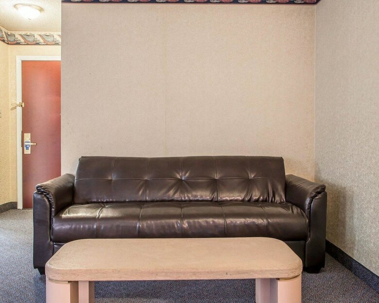 Hotel Rodeway Inn & Suites