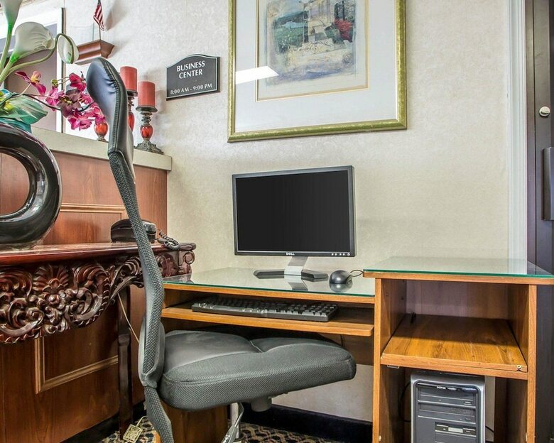Hotel Rodeway Inn & Suites