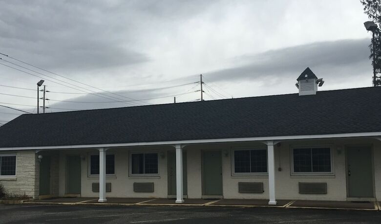 Track & Turf Motel