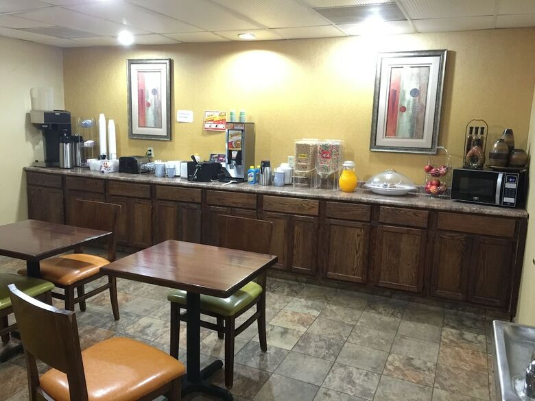 Hotel Fairview Inn & Suites
