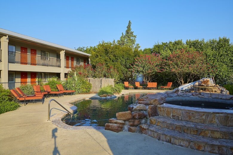 Hotel Fredericksburg Inn & Suites