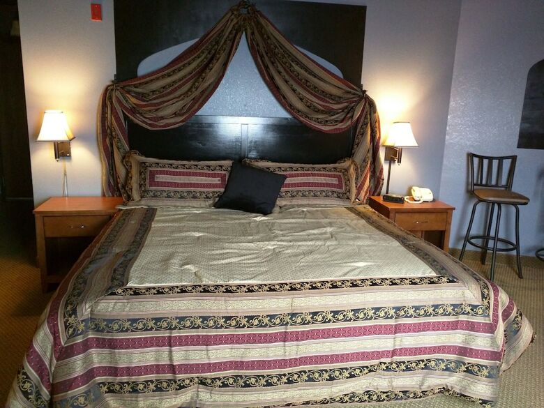 Madelia Hotel & Suites