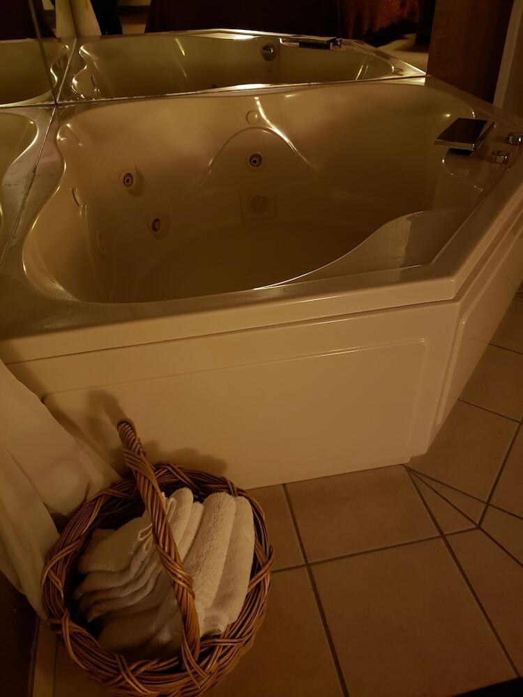 Madelia Hotel & Suites