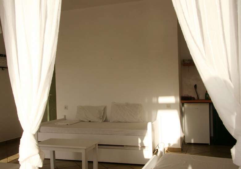 Armadoros Hotel / Ios Backpackers