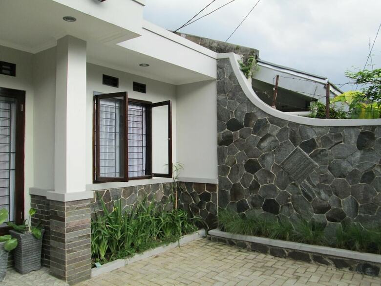 Hotel Elenor's Home
