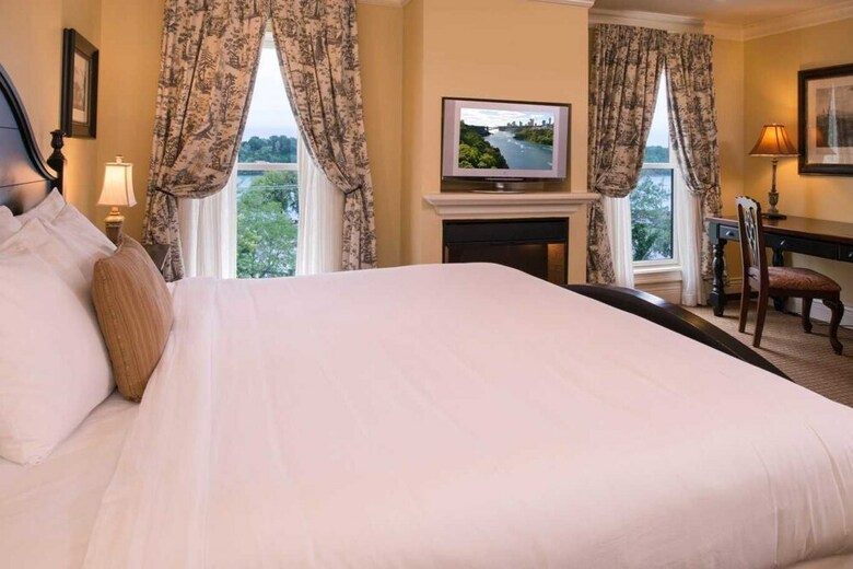 Niagara Crossing Hotel & Spa