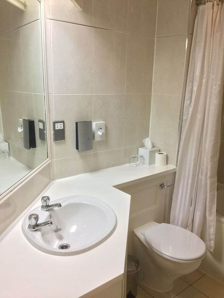 Hotel Ramada By Wyndham Crawley Gatwick