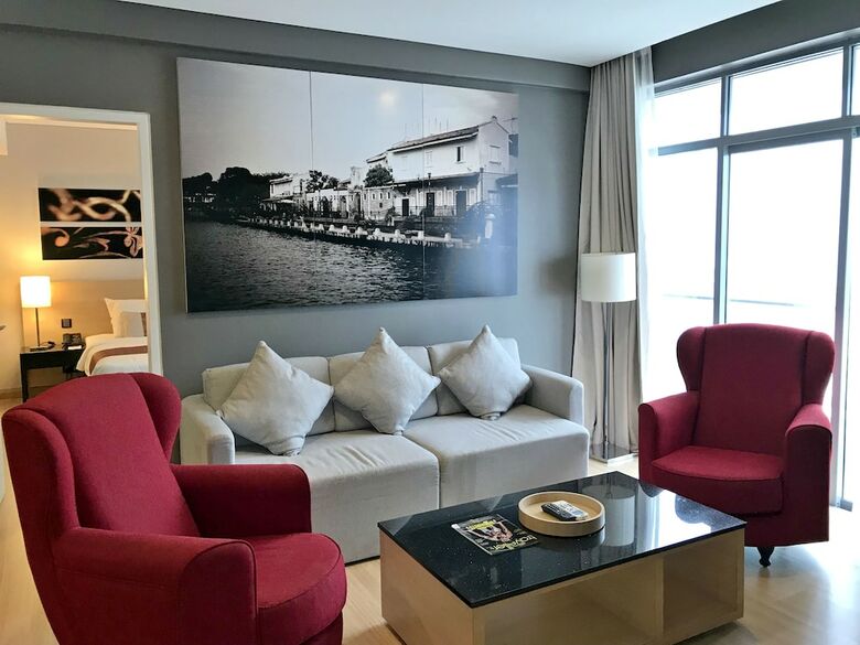 The Straits Hotel & Suites