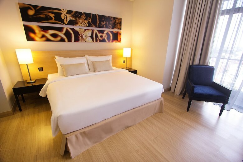 The Straits Hotel & Suites