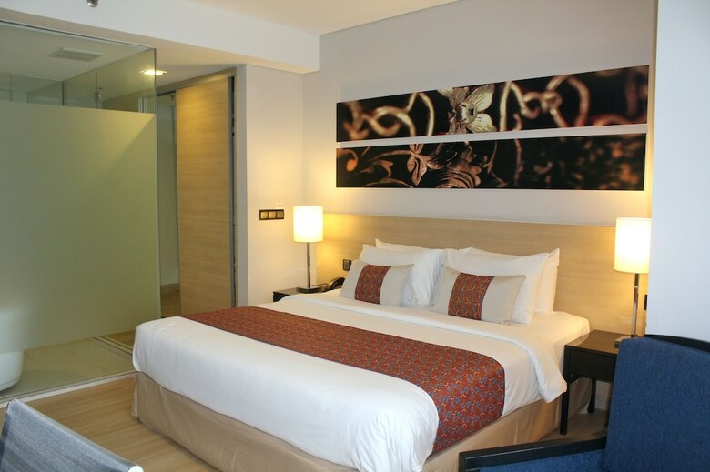 The Straits Hotel & Suites