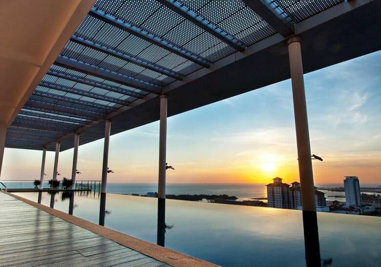The Straits Hotel & Suites