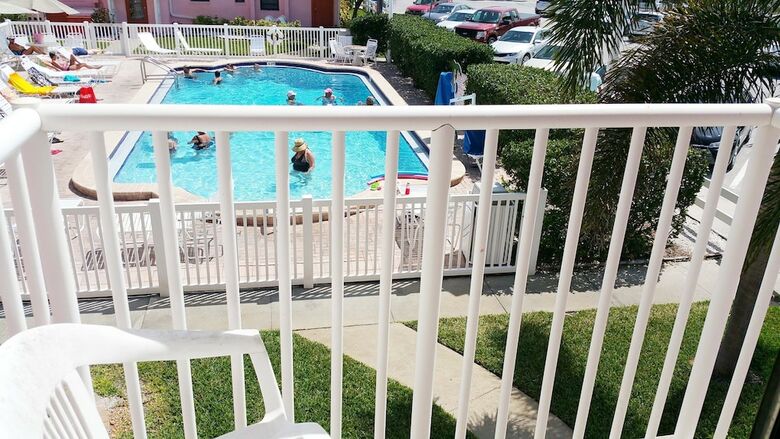 Hotel Gulf Winds Beach Resort