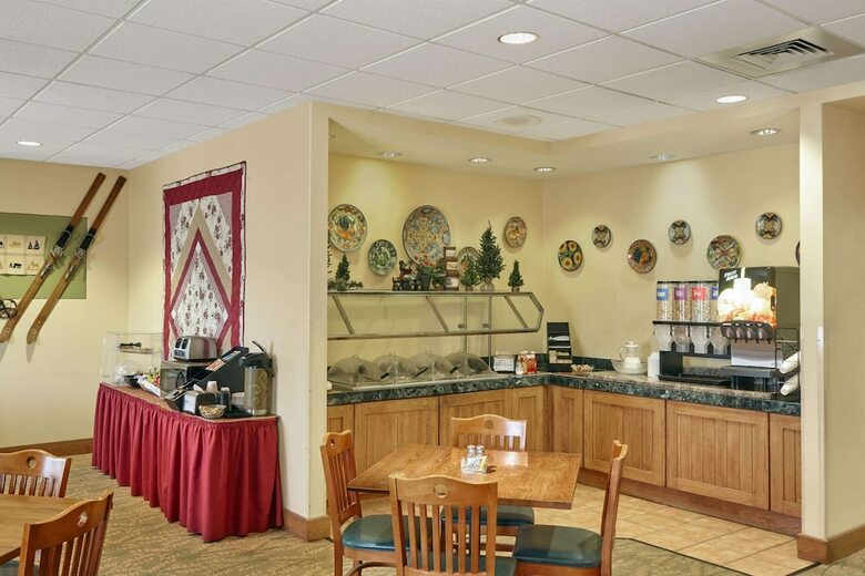 Howard Johnson Plaza Hotel By Wyndham Madison