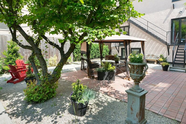English Bay Inn Bed And Breakfast