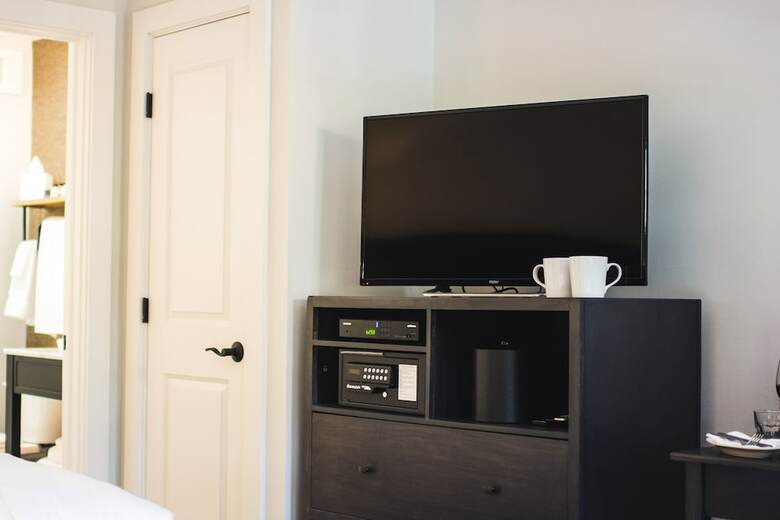 Motel Hi-ho: A Hi-tech Hotel